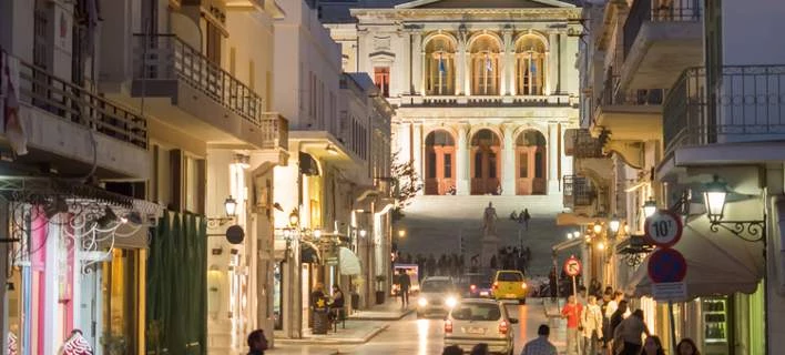 Οδηγός ταξί παρέσυρε δύο πεζούς στη Σύρο- Στο νοσοκομείο ένας 28χρονος και μία 30χρονη